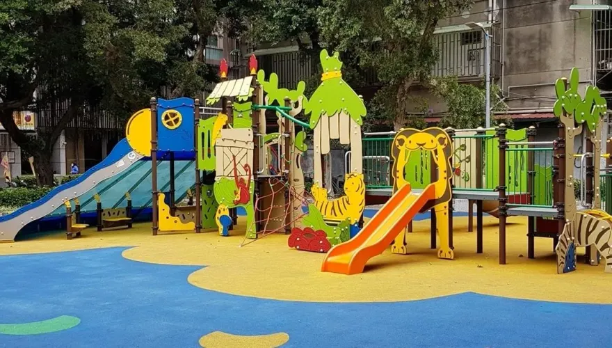 北市公園淪「壞壞聖地」！情侶忘情「上下交疊運動」　男爽揉「UU」嗨玩2次