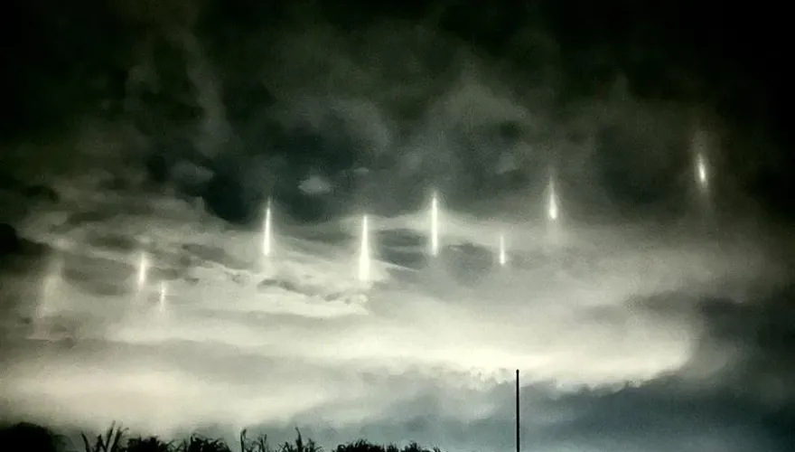 外星人降臨地球？夜空驚見9道光柱漂浮如科幻片　起因來自「它」