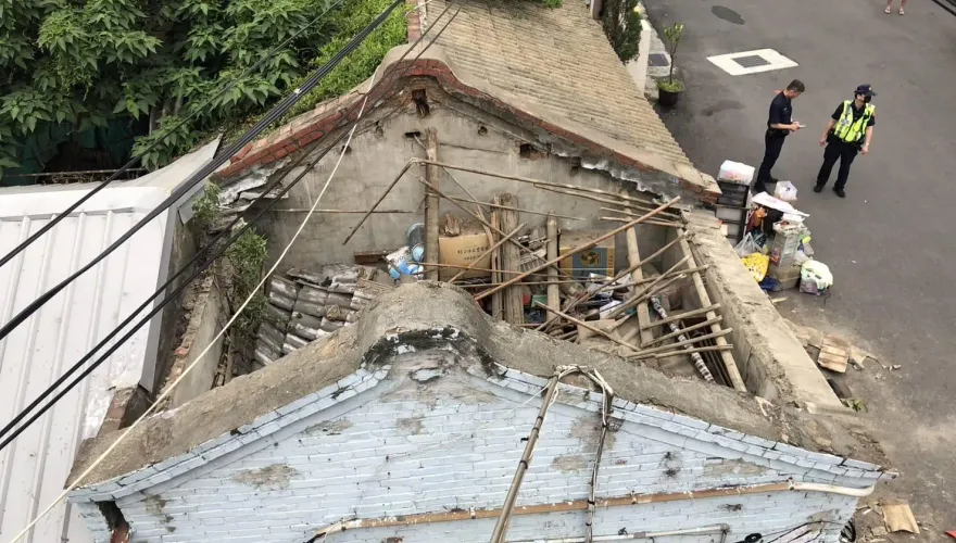 影/彰化民宅屋頂塌陷！57歲婦慘遭活埋　露手臂求救