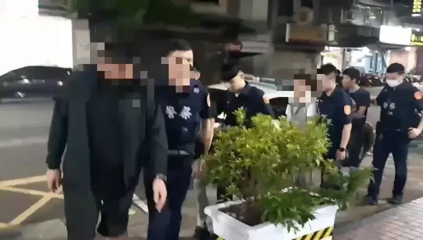 快訊/疑行車糾紛遭記恨尋仇！三重深夜7煞砸爛賓士車　警逮5人扣球棒西瓜刀