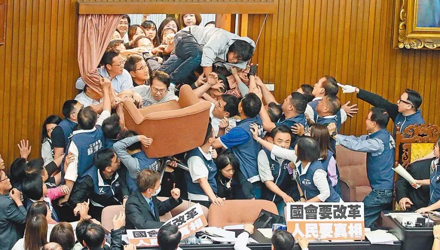 台灣再成國際笑柄！國會大亂鬥登外媒　前立院龍頭悲喊：古稀老人心痛難已