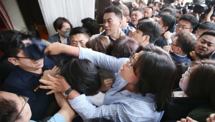 王美惠毆打警凶狠畫面曝…道歉網不買單！鄉民灌爆臉書轟：好大的官威
