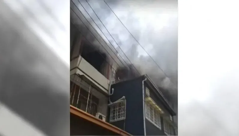 台南加蓋鐵皮屋「神明廳突起火」濃煙狂冒！　屋內6人消防急救援