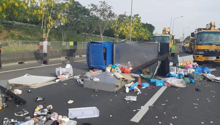 國道1爆胎「內胎全走光」　貨車翻覆「布鞋海」鋪滿3車道