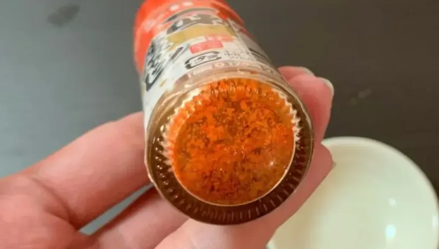 調味罐底部「卡粉」怎麼辦？她分享「瓶底刻度妙用」　不必再猛敲