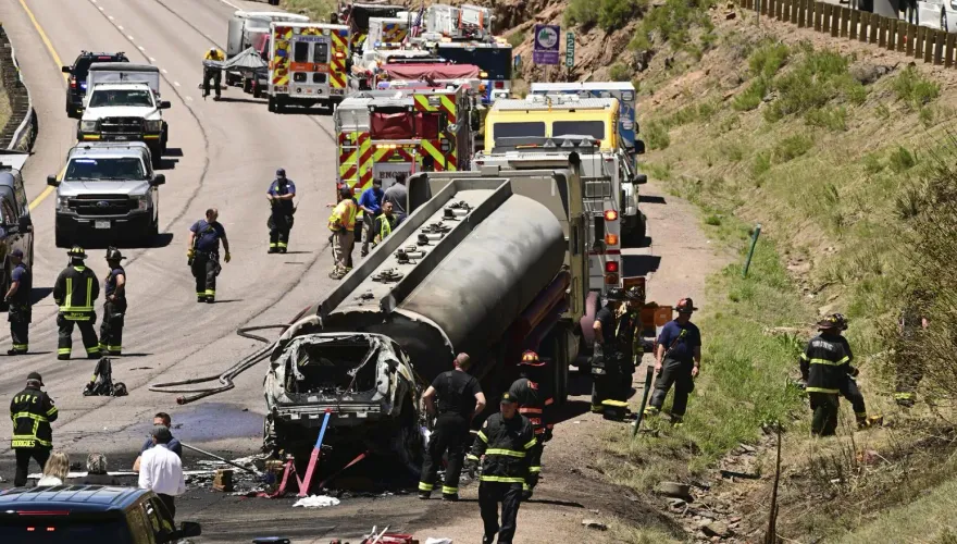 影/小客車狠撞油罐車當場爆炸起火　2駕駛1死1傷