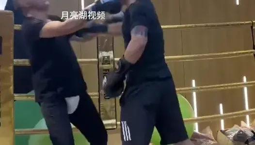 影/誇口「能打敗泰森」！54歲太極拳師父對戰年輕拳擊手慘遭打哭了