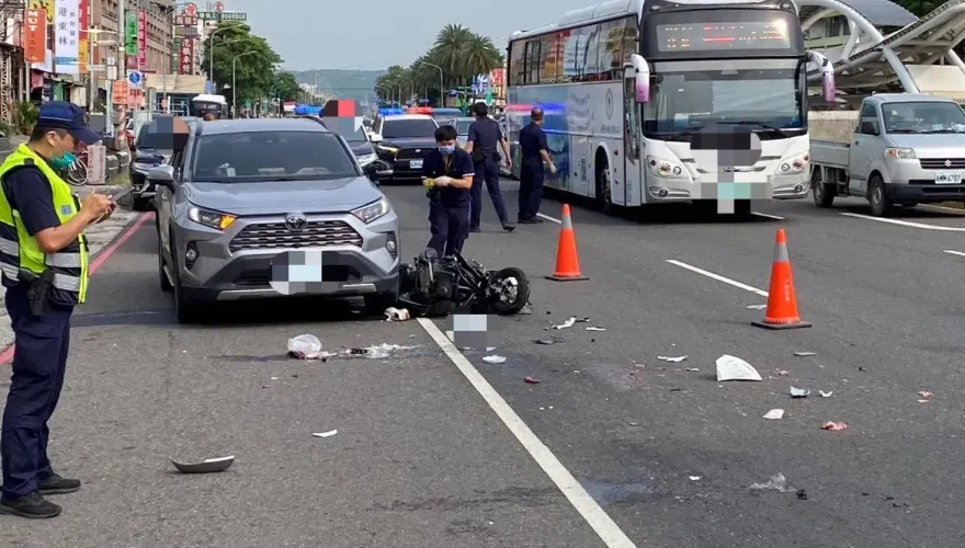 影/奪命畫面曝光！為閃違停車　小港18歲女遭聯結車當場輾斃
