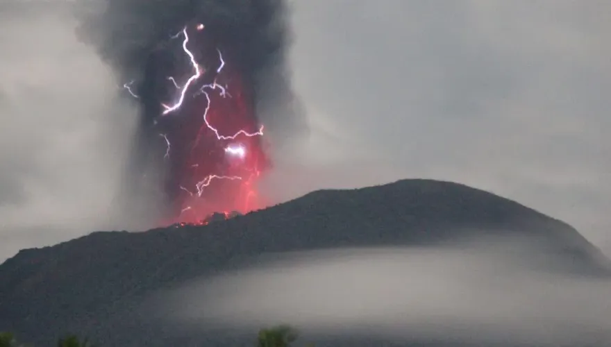 灰柱竄天伴「紫色閃電」！印尼伊布火山噴發　7村落居民急撤離