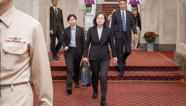 蔡英文PO下班文！最後一天總統府上班　喊：未來在不同崗位繼續和大家並肩前行