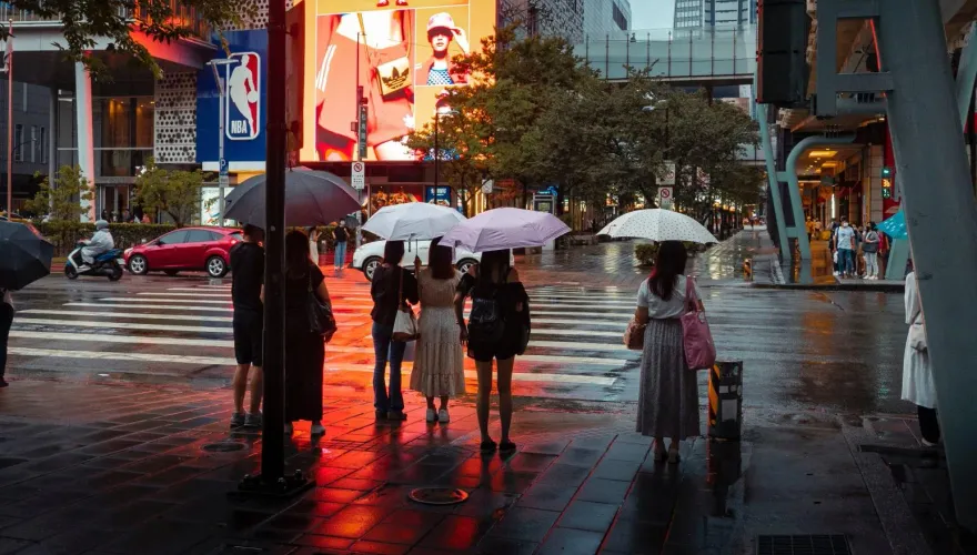 冷空氣報到！北東今防大雨　週末雨區擴大、低溫探13度