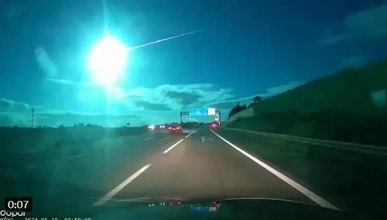 影/驚人「超巨大藍色流星」劃過天邊！黑夜照亮如白天　官方證實了