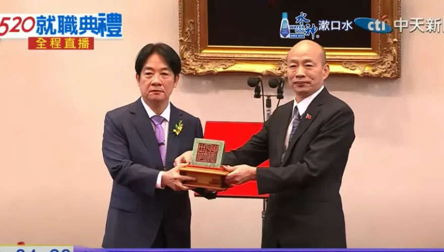 歷史性一刻畫面曝光！　韓國瑜親授賴清德國璽