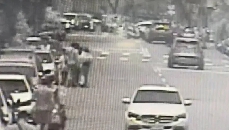 一中商圈大白天搶賓士強拉12歲男丟包　驚悚畫面曝光！