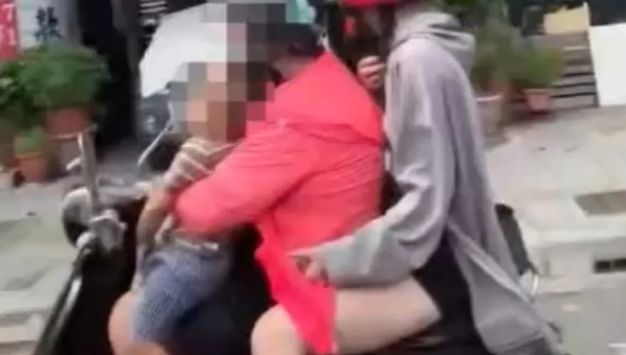 影/阿嬤安捏毋湯！單手抱男童騎車三貼　網嚇歪：太危險