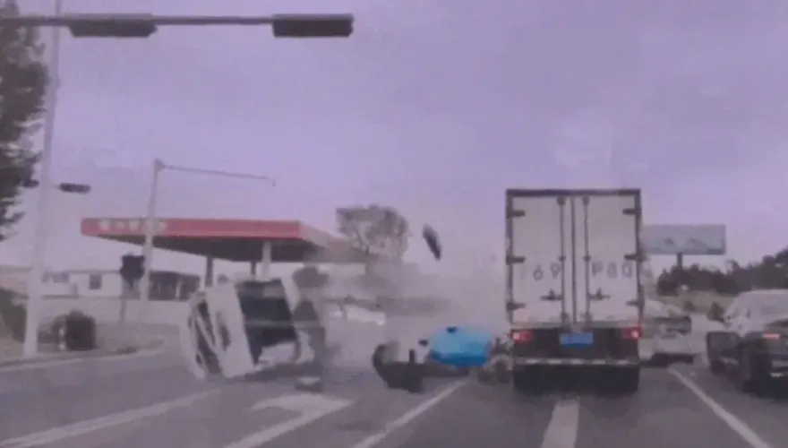 影/救命反送命！陸救護車闖紅燈與小轎車相撞致2死1傷　恐怖瞬間曝