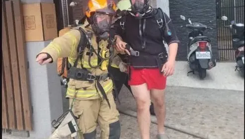 快訊/屏東透天厝遭祝融！男子受困3樓陽台　警消急架梯救下