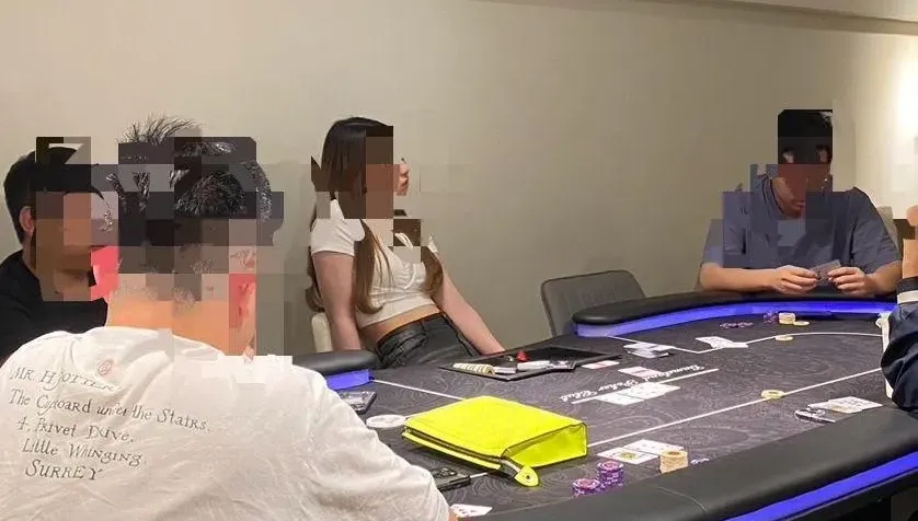 影/衝著她來！台中20歲金髮女荷官「雪白中空裝」吸客　上工3天就倒店