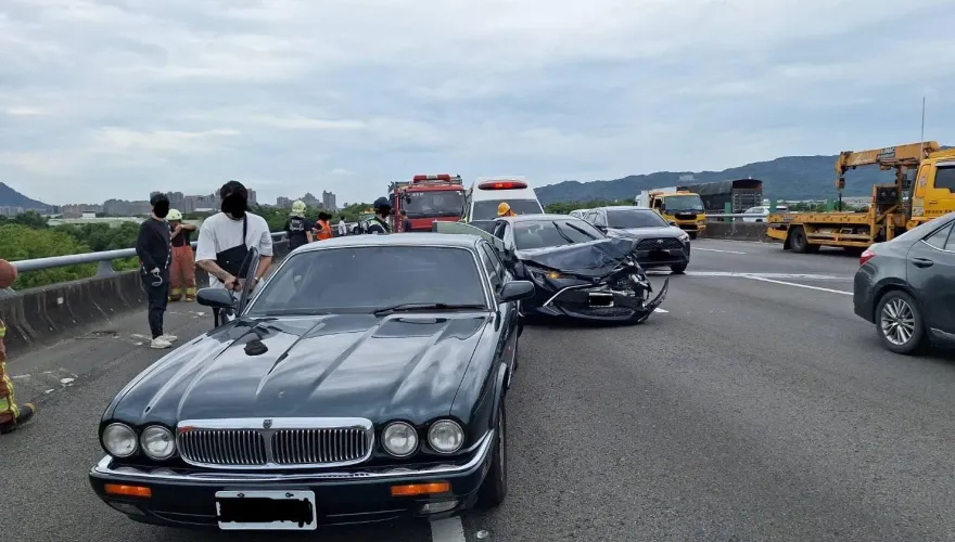 快訊/國3北上土城段5車追撞！轎車車頭撞爛全毀　4傷緊急送醫