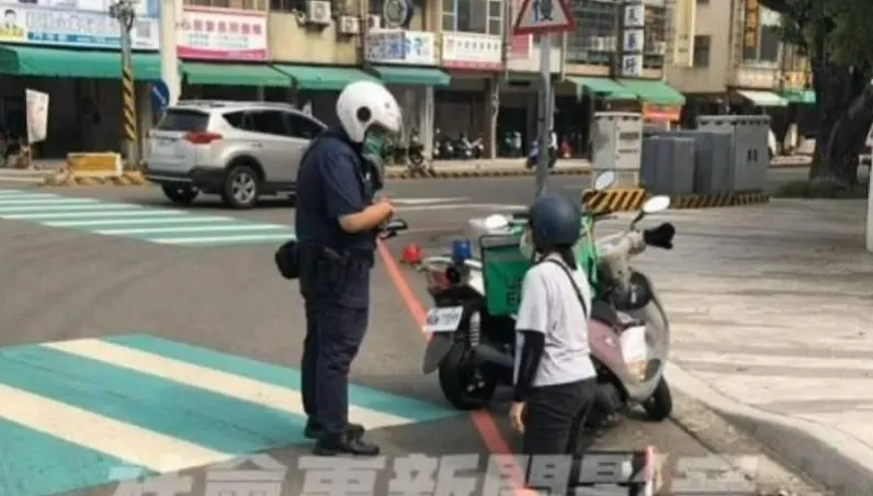 法不容情！女外送員「未二段式左轉」遭攔　當街跪警求饒：別開單