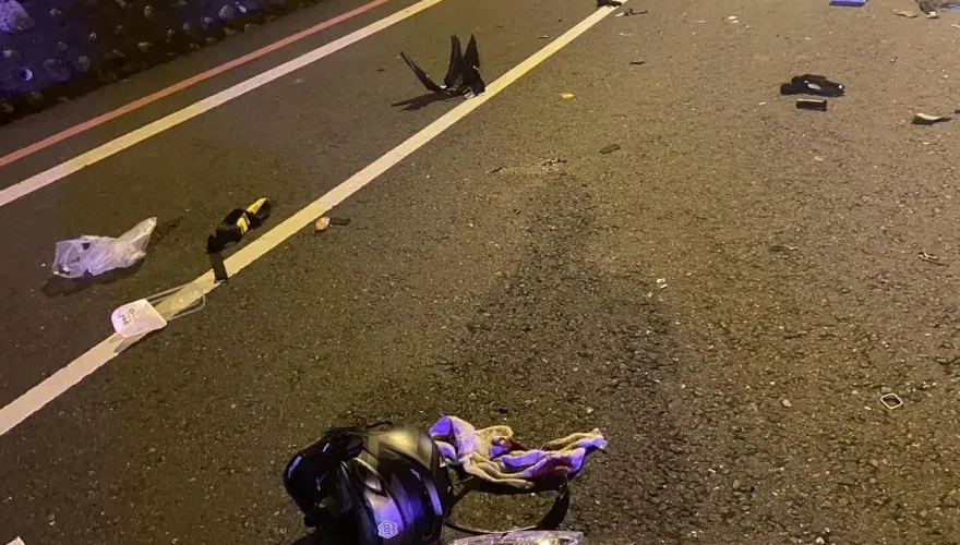 影/死前自撞畫面曝！宜蘭台2線23歲男闖對向撞噴喪命　機車碎片散一地
