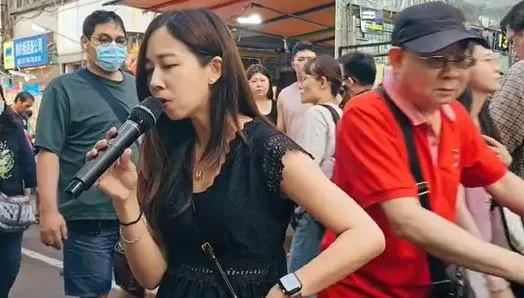 影/辣媽街頭深情演唱蔡健雅名曲！觀看數累積27萬　網讚爆：專業歌手等級