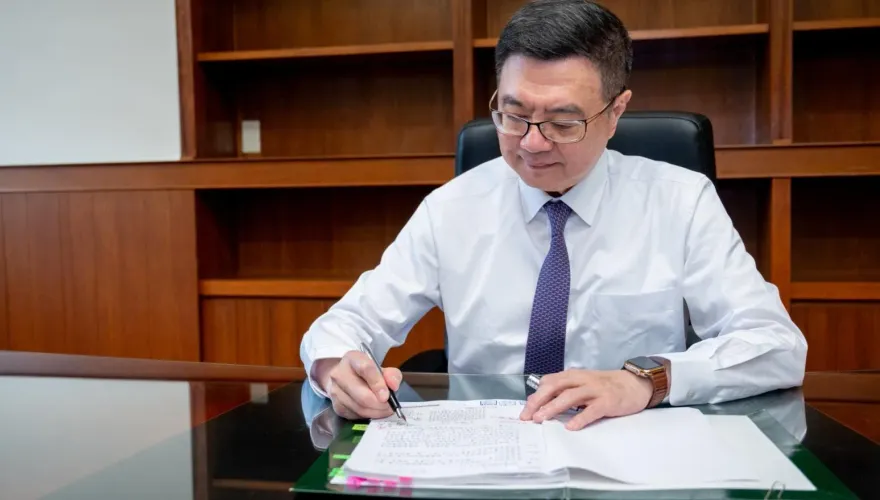 卓榮泰簽署第一份公文曝光！一上任急通過「前瞻基礎建設」食安計畫　撒幣74億元