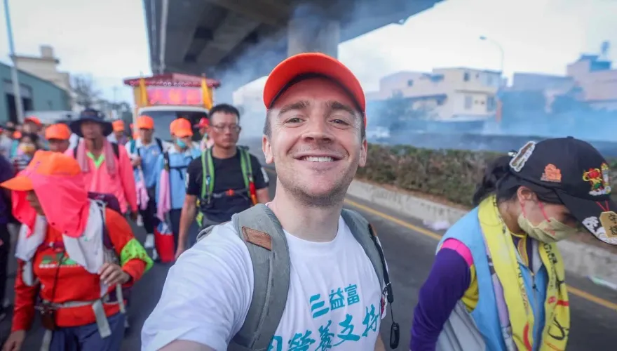愛台YouTuber小貝米漿慘了！稱「立法院像職業摔角」遭出征　網怒：退訂頻道