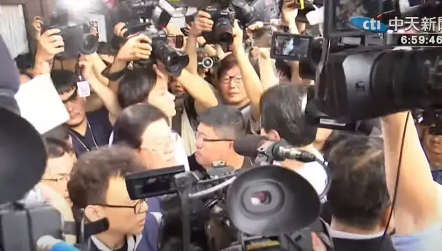 快訊/立院爆推擠衝突！國民黨人數優勢擋住民進黨  成功攻佔主席台