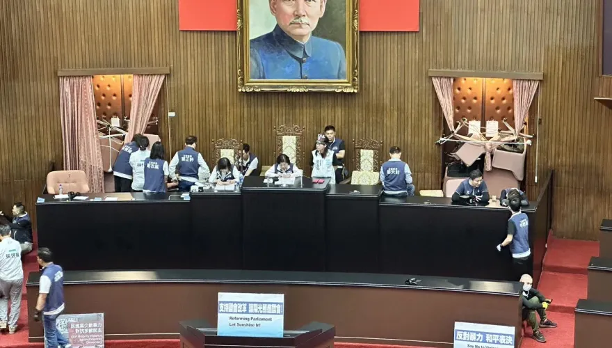 影/藍委「全副武裝」備戰！　還架「繩索座椅」封主席台通道