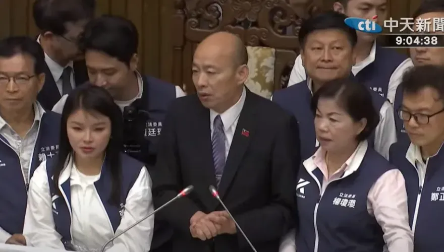 影/韓國瑜順利進議場！　慘遭民進黨「噪音攻勢」打斷發言