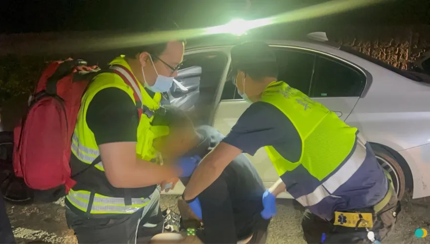 影/BMW掛假牌！遇警「飆車狂逃」　三峽警「連轟10槍」他雙腿中彈送急診