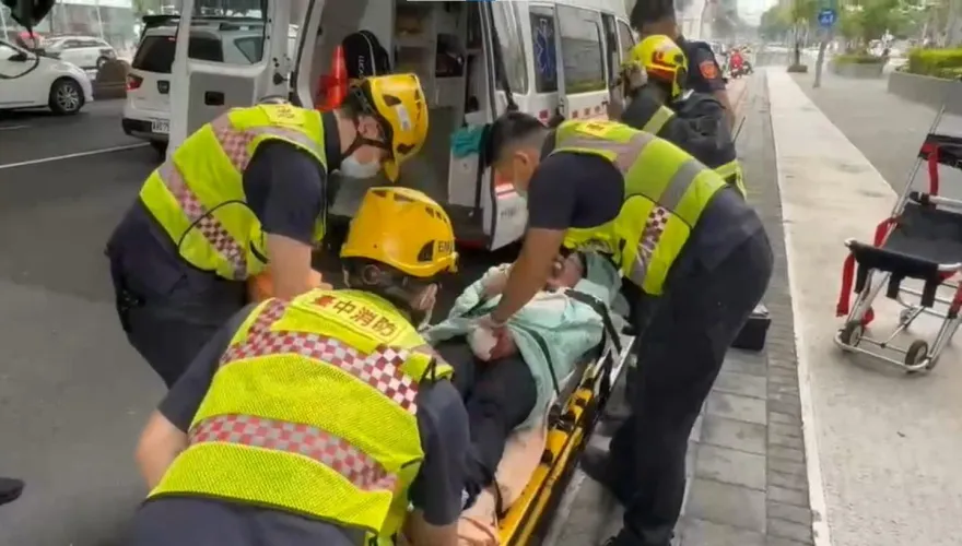 台中捷運驚傳「驚悚砍人案」！男子滿臉鮮血嚇壞民眾　乘客見義勇為擒抱制伏