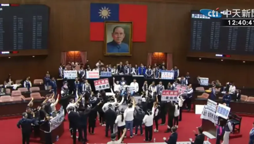 國會改革案出現驚人畫面！洪孟楷曬鐵證嗨翻：三黨共識