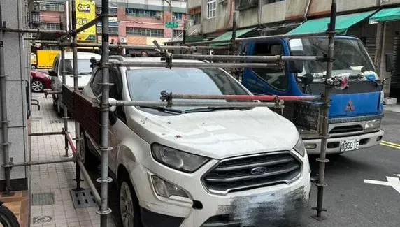 休旅車擋出入口！屋主氣炸架鷹架包圍　他反遭警開罰單