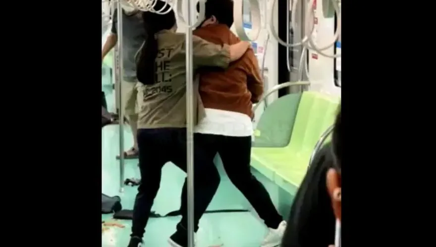 力阻中捷亂砍！馬尾哥一打一「徒手搶刀」濺血　網挖IG：有在練