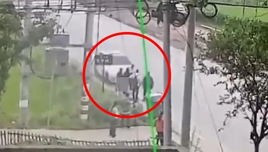 影/驚悚畫面曝！男駕駛開車撞死5名路人　目擊者：他們在等公車