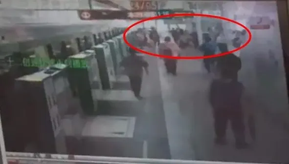 影/中捷車廂隨機砍人！驚恐乘客蜂擁下車逃命　最新驚悚畫面曝光