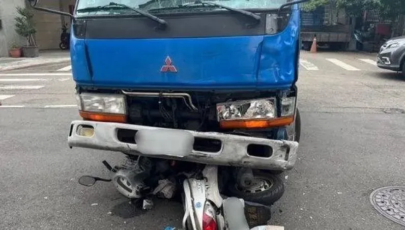 台中東區死亡車禍！小貨車撞機車　23歲騎士送醫不治