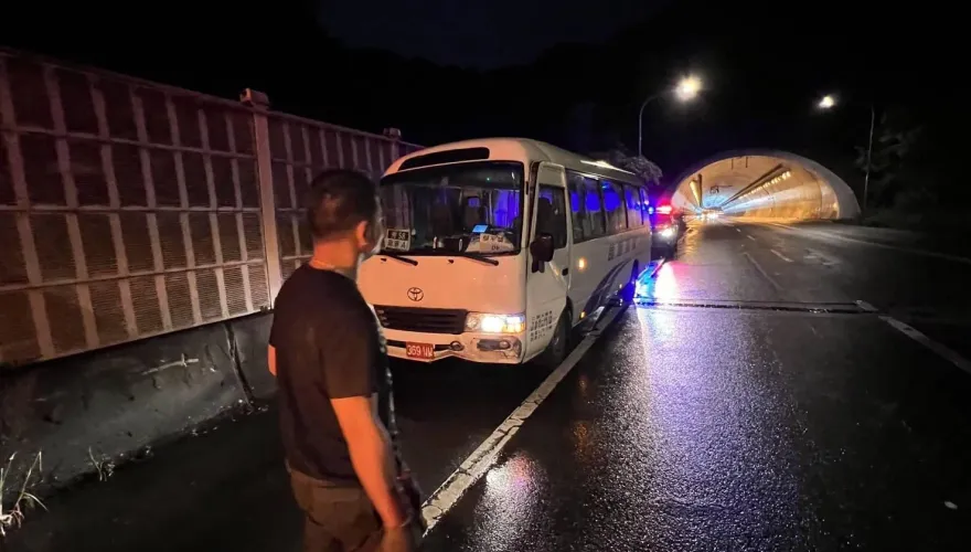 校車擦撞隧道壁！新北康橋中學2學生受傷送醫　教育局：已派員關心並提供協助