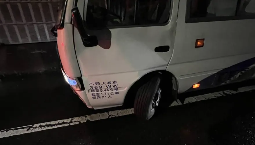 快訊/兩個月前才打滑翻覆！康橋校車又出車禍　2學生受傷送醫