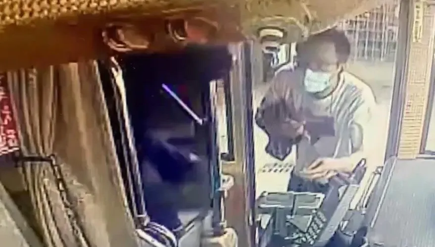 快訊/「殺人未遂犯」現身北市鬧區！教育局宣布「校園暫停對外開放」　小學公告曝光