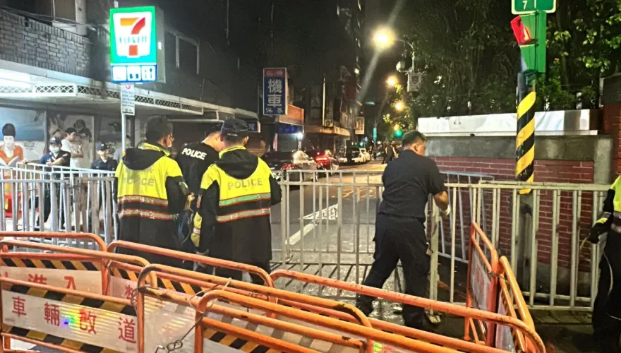 快訊/避免立法院外群眾入侵　警方架鐵欄杆封閉鎮江街