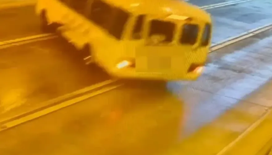 影/差點翻車驚悚畫面曝！康橋校車失控滑行　猛撞文山隧道壁