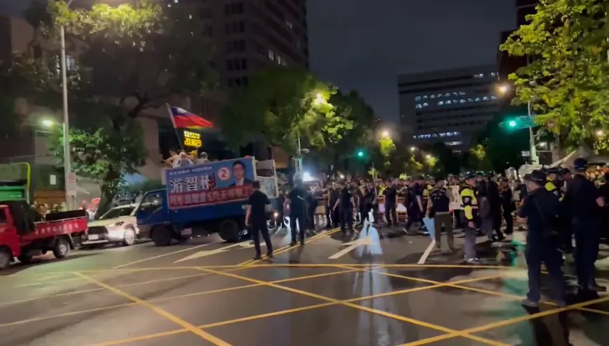 人潮包圍立法院　游智彬率眾挺藍高歌「中華民國頌」對嗆綠營支持者