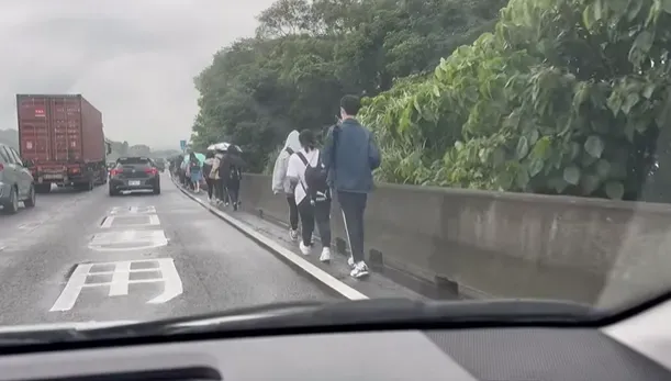 影/校車壞去…學生竟列隊「國道大縱走」！　警方調查結果出爐