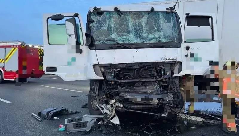 國1「撞」況連連！大貨車爆胎翻覆　5小時內又有聯結車追撞「折甘蔗」斷裂