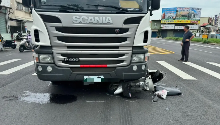 影/驚悚！彰化騎士「鬼切迴轉」遭油罐車生吞　機靈駕駛「1秒神反應」救婦人