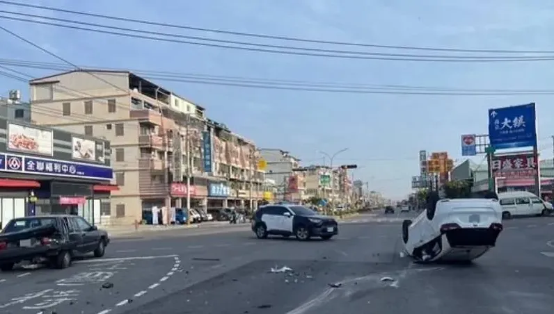 疑變換車道釀禍！高雄白車「四輪朝天」翻路中　3車連環撞畫面曝