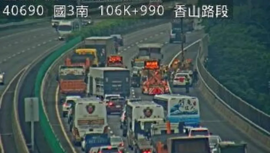 快訊/國3南向107K香山路段「轎車、大貨車追撞」！　佔用外線車道回堵5公里